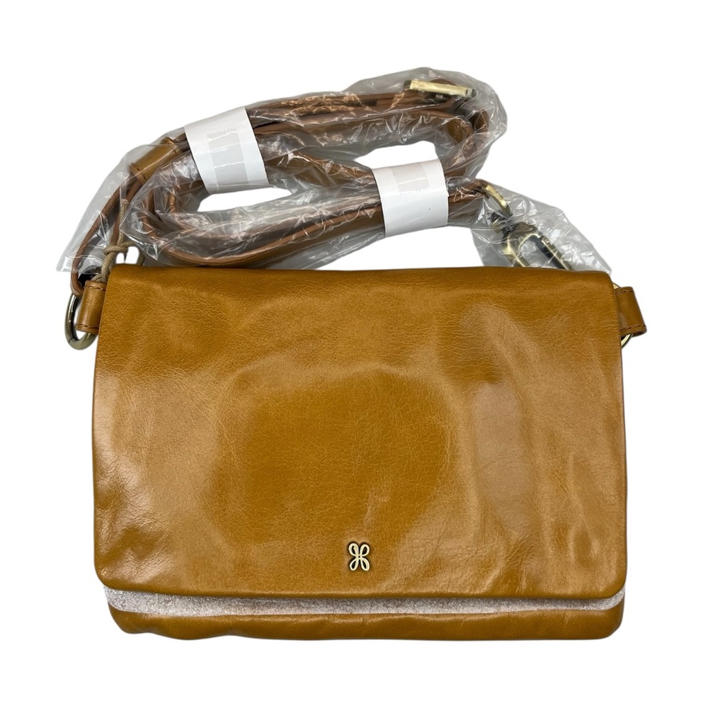 Hobo - Rubie Crossbody
A wallet crossbody with a leather and chain strap